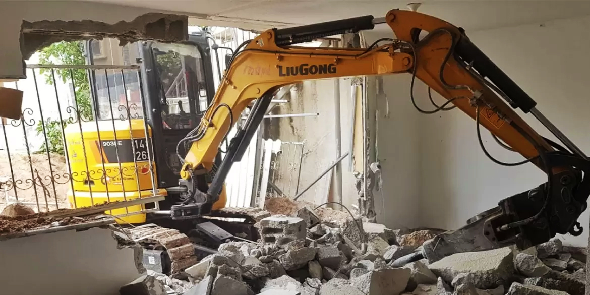Chantier de construction avec pelles
