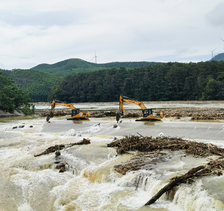 LiuGong Equipment Joins Flood-Relief Efforts in Guangxi