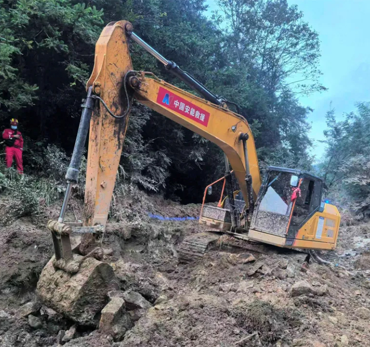 LiuGong Sends Excavators and Loaders Overnight for Jiangxi Mudslide Rescue