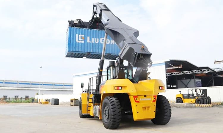 Reach stacker LiuGong LRS4531E maniant un conteneur maritime