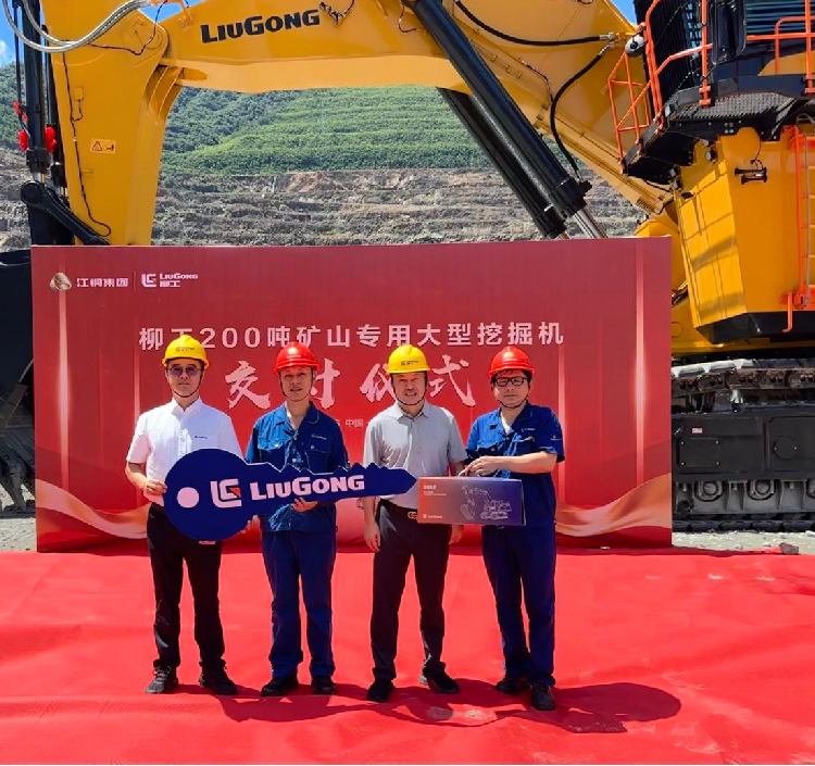 Máy xúc siêu lớn LiuGong 9200F bàn giao cho mỏ đồng Giang Tây